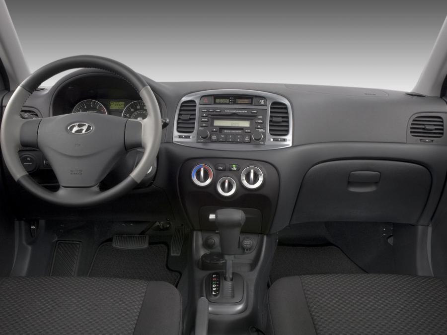  Hyundai Accent Sedan 2006 года  (US) (фото 7 из 9)